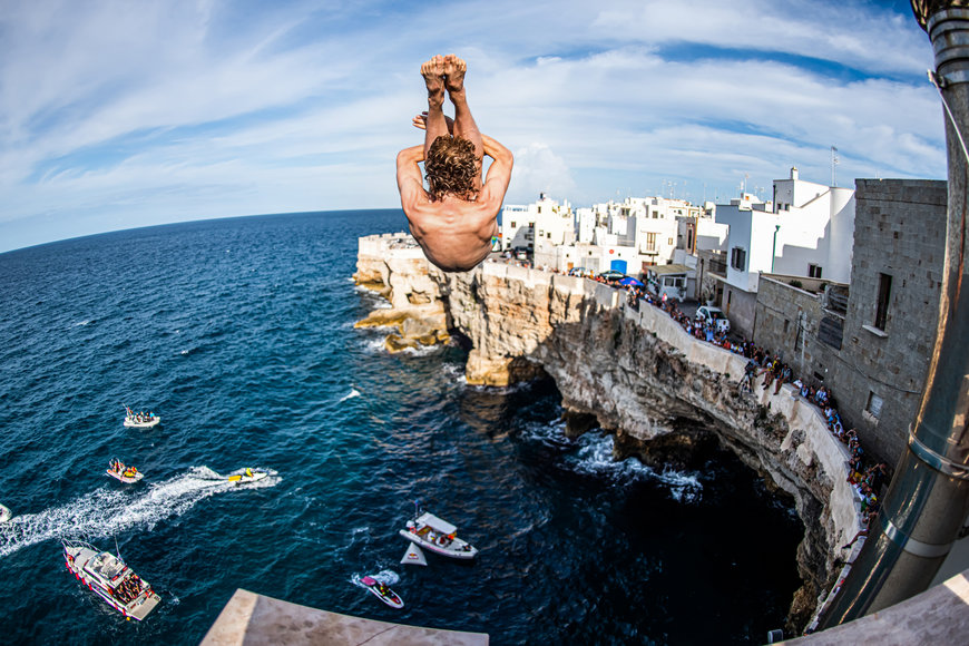 A BREATHTAKING DIVE INTO A SEA OF EXCITEMENT. FPT INDUSTRIAL IS OFFICIAL TECHNICAL PARTNER FOR THE RED BULL CLIFF DIVING WORLD SERIES